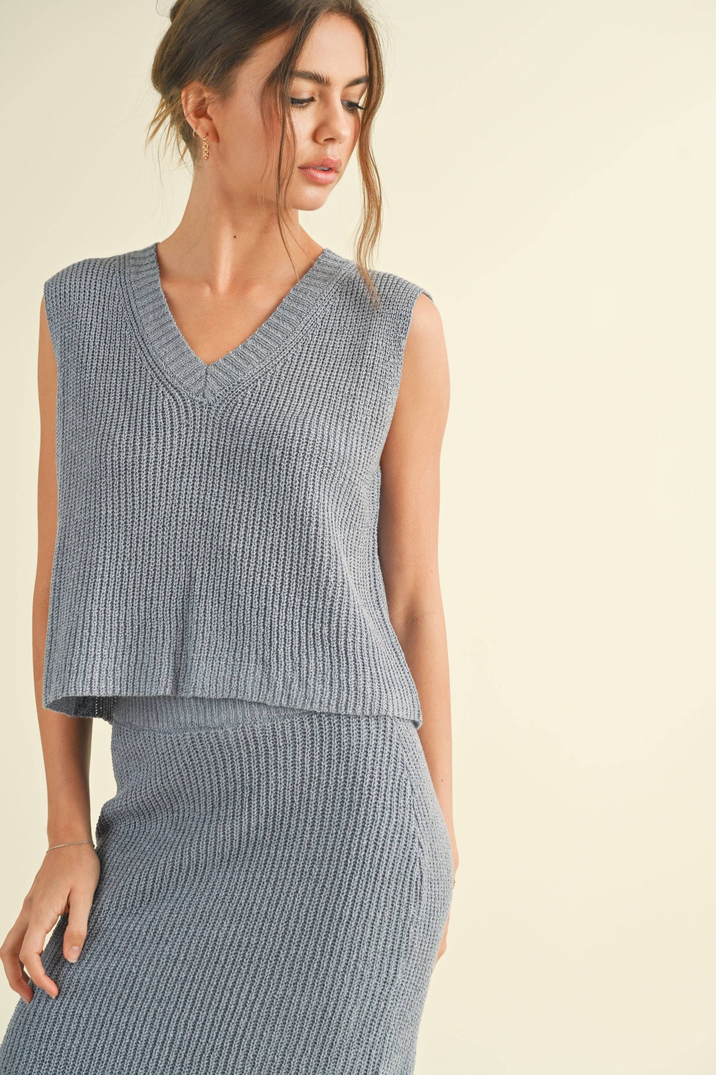 V-NECK KNITTED VEST